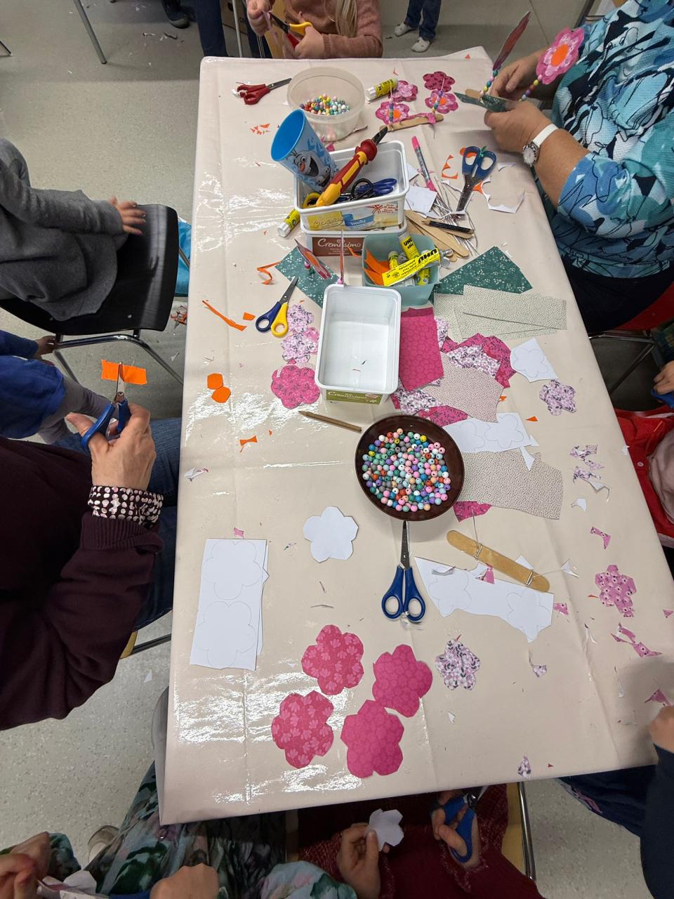 bunte Blumen werden zugeschnitten