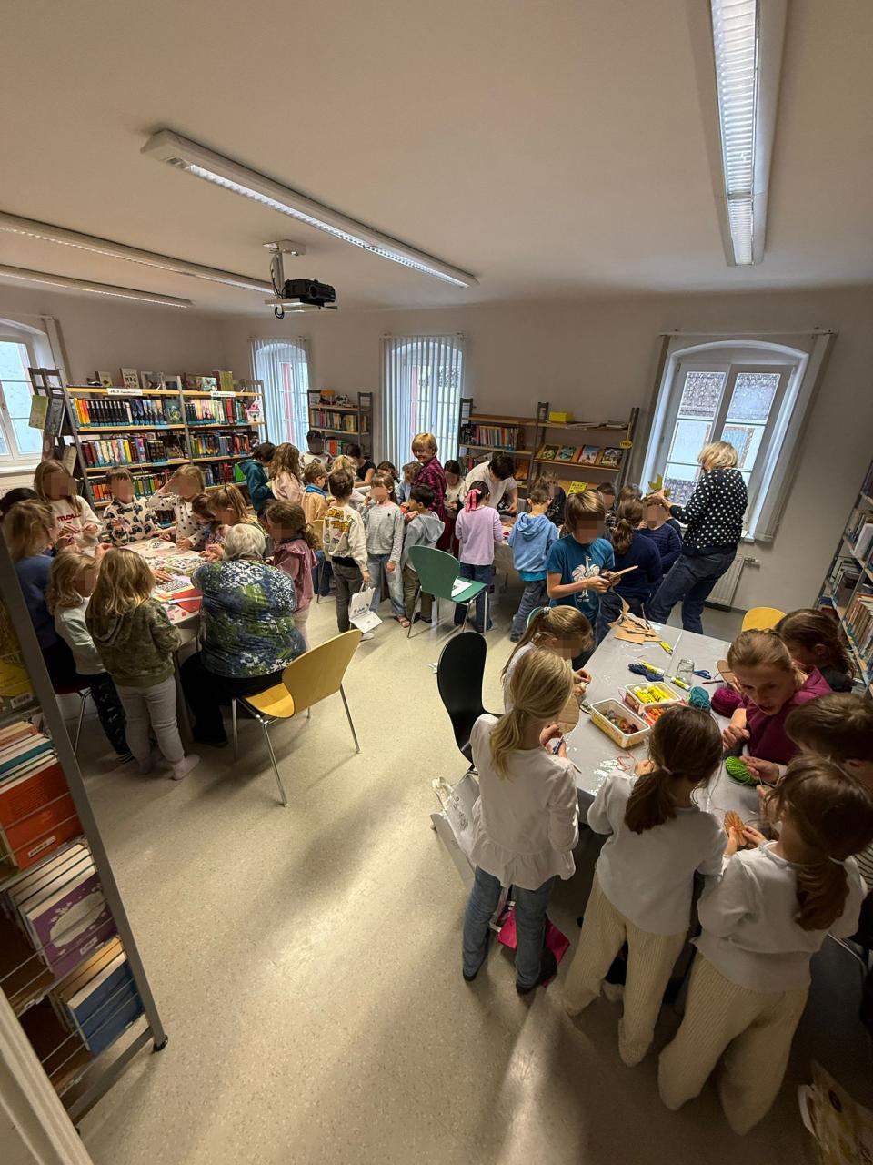 Basteltische voller Kinder