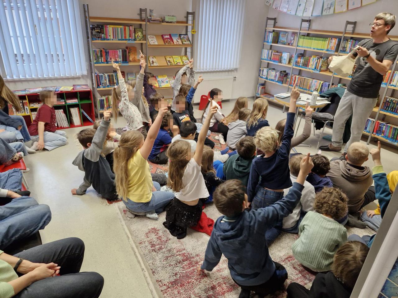 Kinder lauschen Markus Köhle