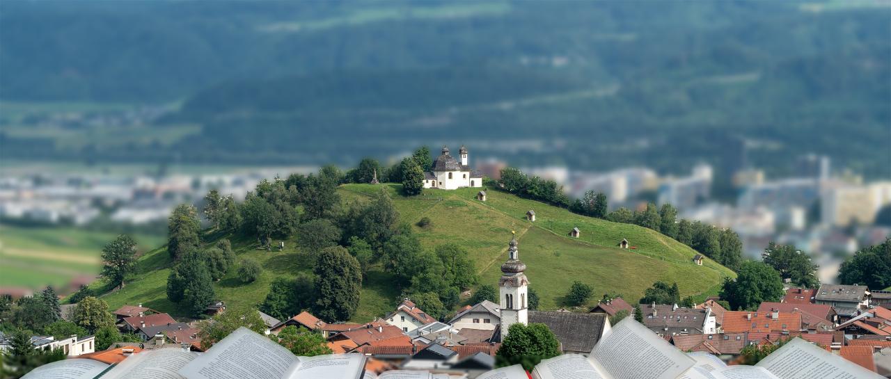 Arzl Dorf mit Büchern