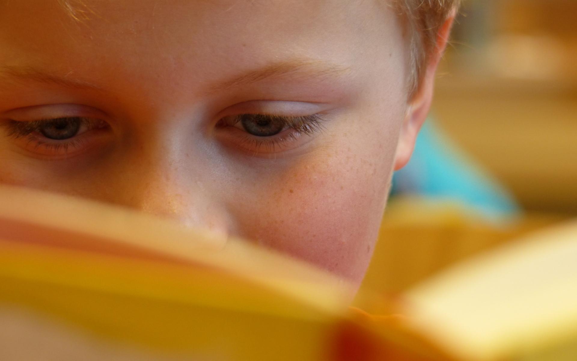 Symbolfoto: Lesender Bub